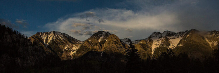 A skyline view of mountains